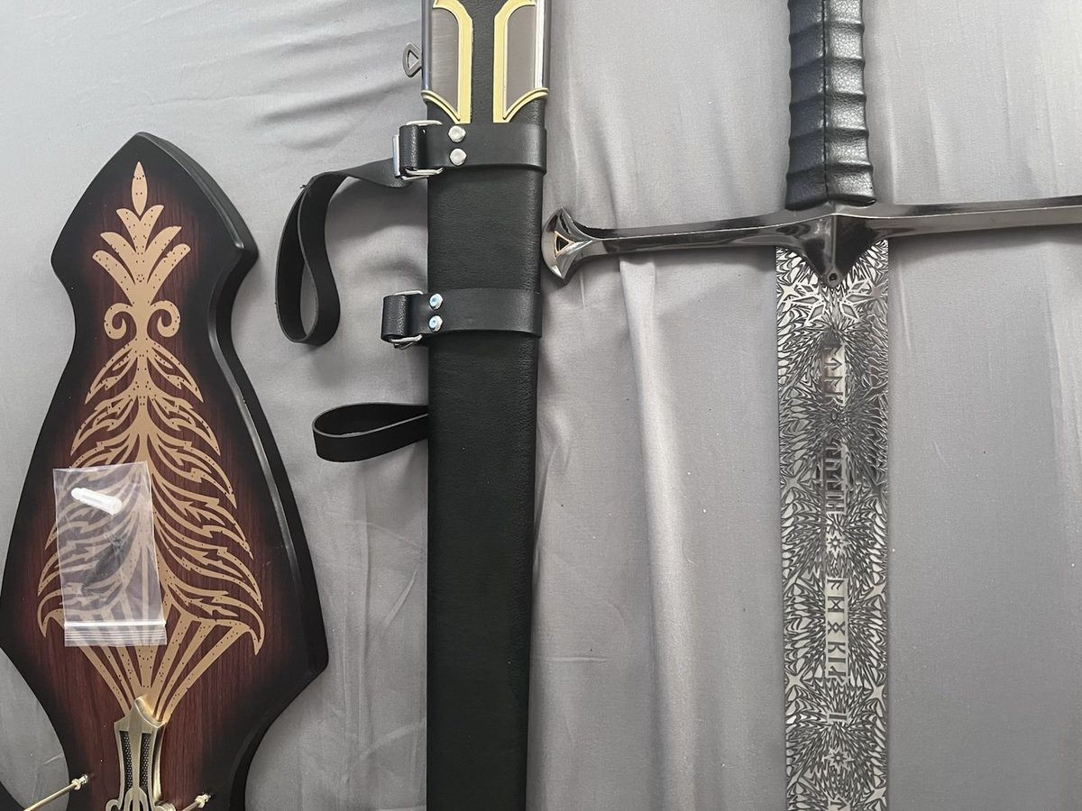 Lord of the Rings Narsil/anduril Sword Pattern Blade with Wall Plaque - detail view 5