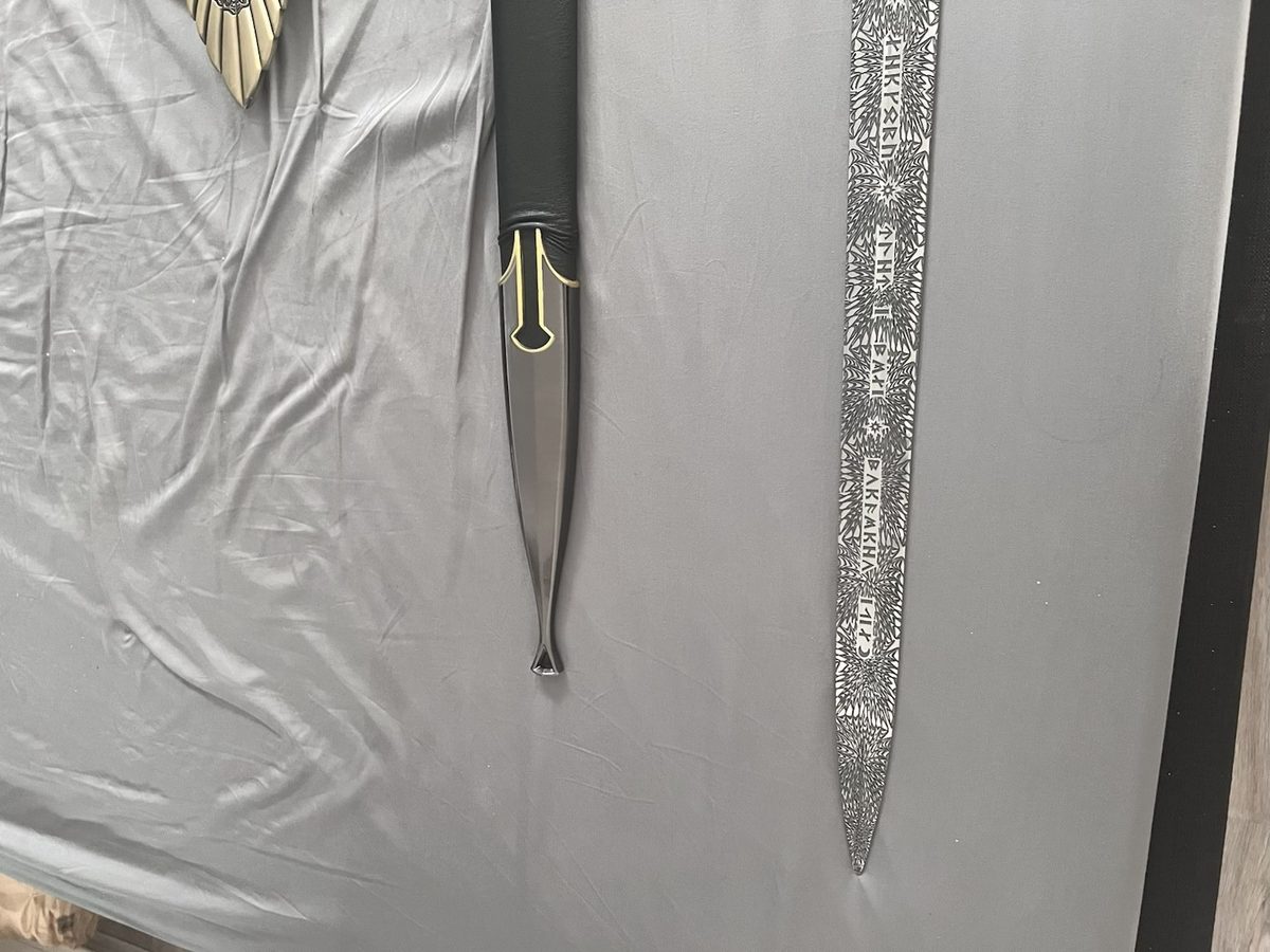 Lord of the Rings Narsil/anduril Sword Pattern Blade with Wall Plaque - detail view 6